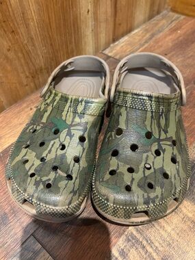 Crocs camo clogs men size 4/ women 6